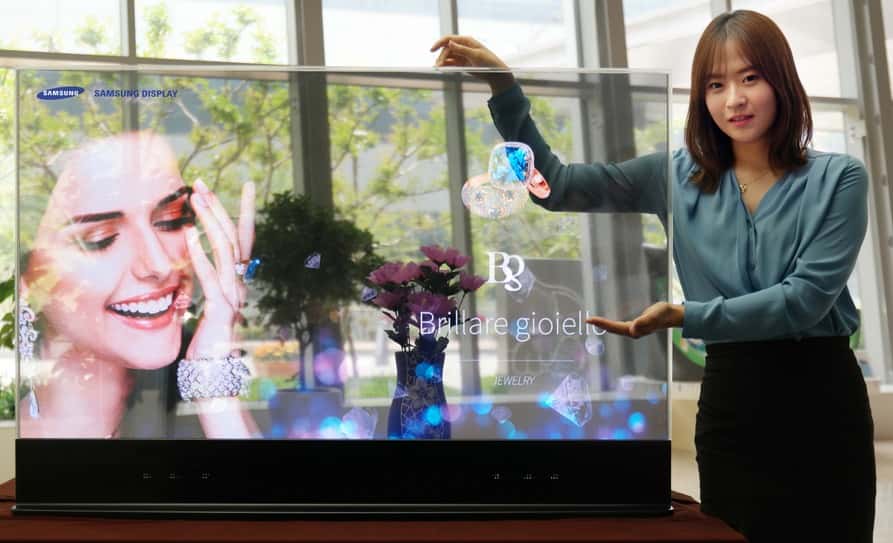 Samsung affirme que son écran Oled transparent est beaucoup plus performant que les modèles existant basés sur la technologie LCD. Il offre un taux de transparence de 45 % et une gamme de couleurs de 100 % selon les normes NTSC. © Samsung Display