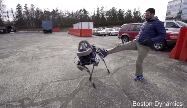 Le robot-chien Spot possède un système de stabilisation si rapide qu'il peut encaisser un violent coup de pied sans pour autant chuter. © Boston Dynamics, YouTube