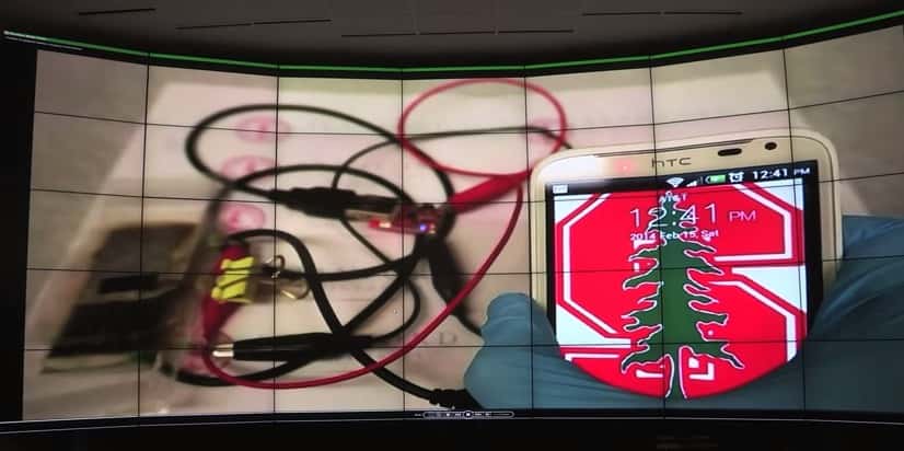 Lors de leurs tests, les chercheurs de Stanford ont réussi à recharger ce smartphone relié à deux prototypes de batterie aluminium en une minute. © <em>Precourt Institute for Energy, Stanford University</em>, YouTube