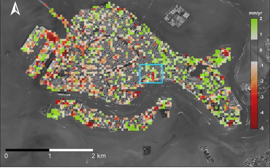 Les mouvements actuels des terres de Venise liés aux activités humaines sont représentés sur cette carte. En vert sont indiquées les zones où l'Homme a favorisé le redressement de la ville, et en rouge celles où au contraire il accélère le processus d'affaissement. © Tosi <em>et al.</em>, <em>Scientific Reports</em>, 2013
