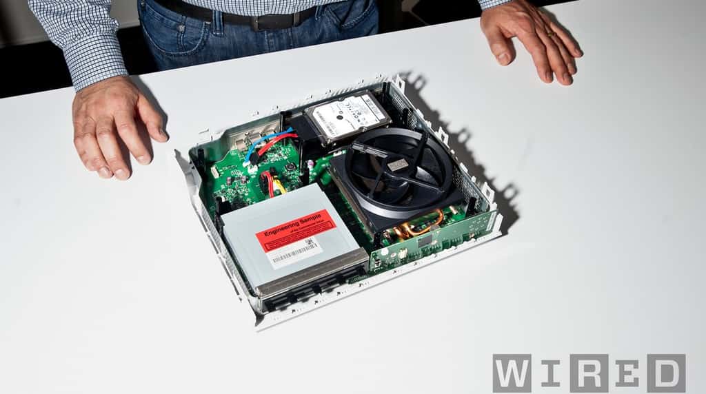Cette photo d’un prototype de Xbox One publiée par le site Wired montre les entrailles de la console. On distingue l’énorme ventilateur de refroidissement du processeur central, presque aussi grand que le lecteur Blu-ray. © Wired, Digital Foundry, DR