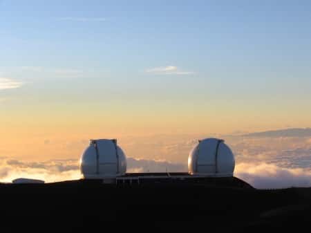 Juchés sur le mont Mauna Kea, les deux télescopes géants Keck 1 et 2, ne s'intéressent qu'au ciel mais ils gardent les pieds sur terre. Et parfois, elle tremble…