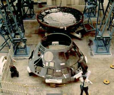 Démontage de la capsule Apollo pour les besoins de l'enquête.