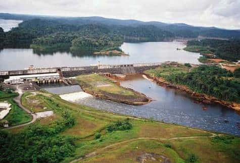 Le barrage de Petit-Saut en Guyane Française, vu de l'aval en juin 2001, montrant le seuil de réoxygénation. &copy; IRD - Bernard de Mérona
