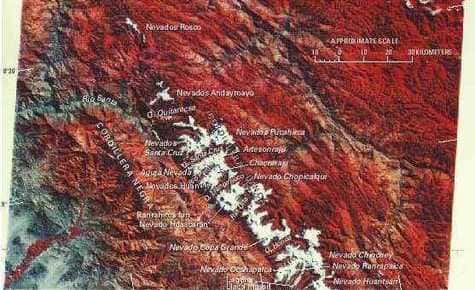 Glaciers de la Cordillère Blanche, dans les Andes péruviennes, vus par satellite.