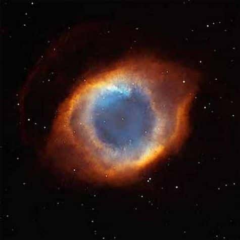 La nébuleuse Helix, vue par le télescope spatial Hubble en lumière visible.