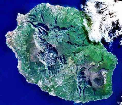 Image satellite de l'île de la Réunion. Le Piton de la Fournaise apparaît à droite.
