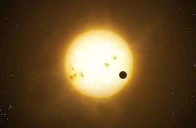 Simulation du transit d'une exoplanète de type "Jupiter chaud" devant le disque d'une étoile