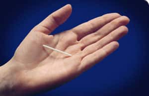 L'implant contraceptif mesure 4 centimètres de long pour 2 millimètres de large. © DR