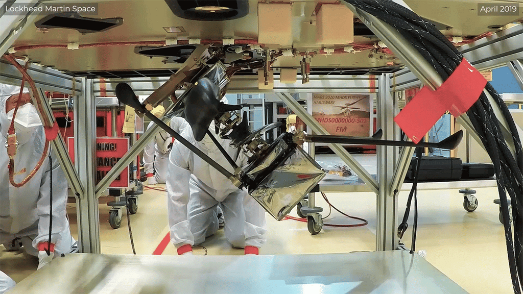 Ici, un ingénieur observe un test sur le système <em>« de livraison »</em> de l’hélicoptère Ingenuity qui doit voler au-dessus du sol de Mars d’ici quelques mois. © <em>Lockheed Martin Space</em>, Nasa