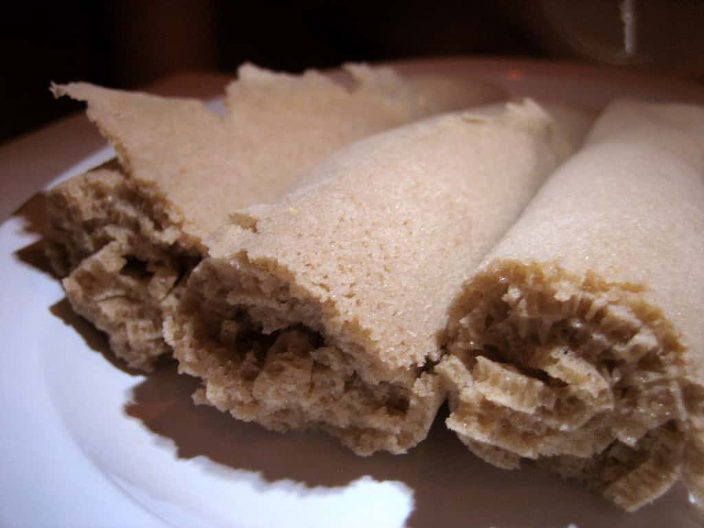 Le teff est utilisé pour confectionner les injeras, des galettes à la base de l’alimentation en Éthiopie. © roboppy, Flickr, cc by nc nd 2.0