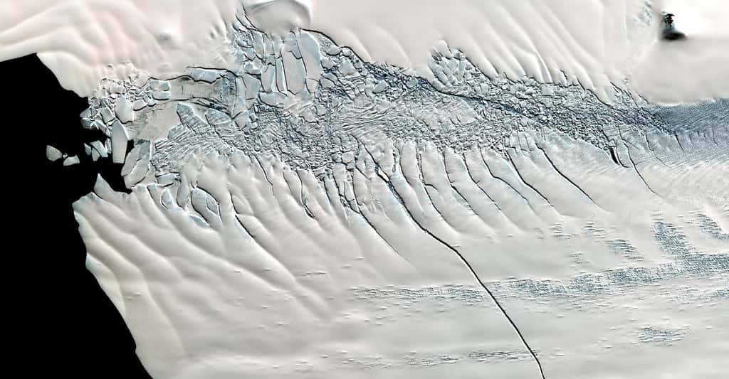 À l’époque de l’Eémien, la Terre a connu un réchauffement, +2 °C au-dessus du niveau préindustriel, contre +1 °C aujourd’hui, résultant de légers changements dans son orbite et son axe de rotation. Ici, une fissure de 30 kilomètres sur le glacier Pine Island. © Nasa/GSFC/Meti/ERSDAC/Jaros, and U.S./Japan ASTER Science Team