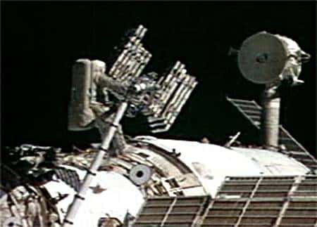Le cosmonaute russe Oleg Kotov déploie un ensemble de panneaux de protection qui seront posés sur la Station Spatiale Internationale. Nasa-TV.