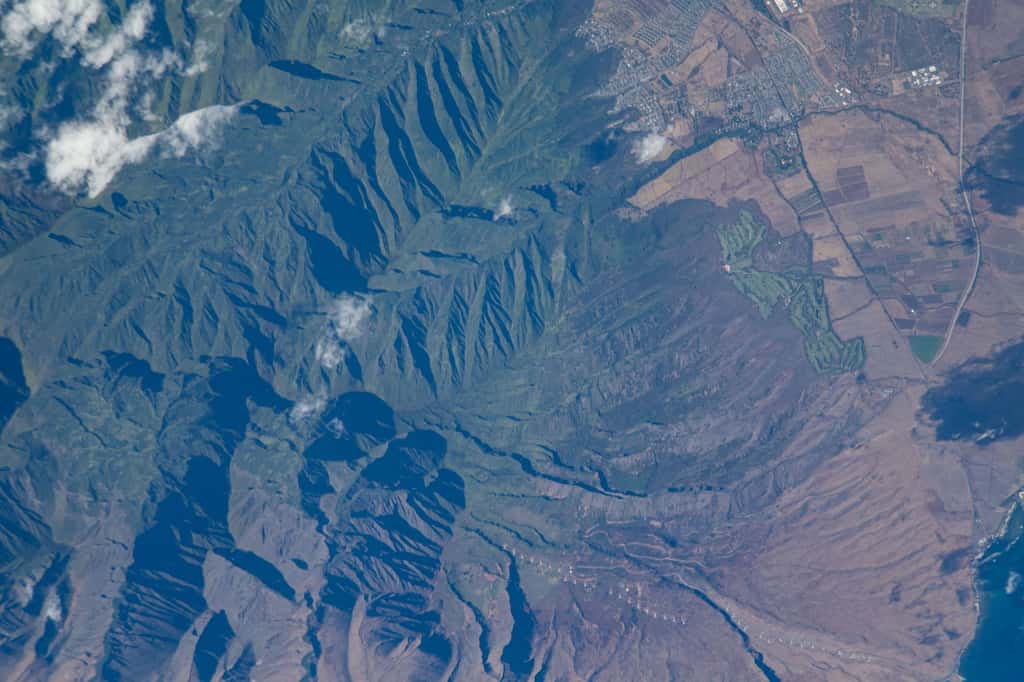 Une ferme éolienne sur l’île de Maui — en bas de l’image —, vue depuis la Station spatiale internationale (ISS). © Nasa