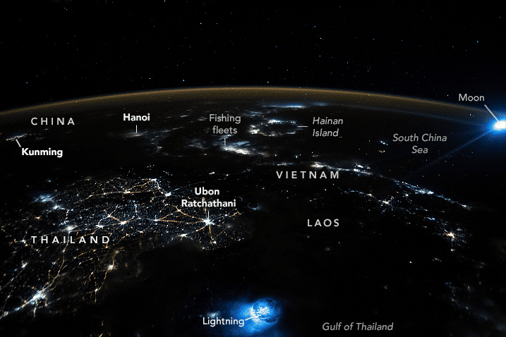Sur cette photo prise l'année dernière depuis la Station spatiale internationale (ISS), deux étranges lueurs bleues. © ISS
