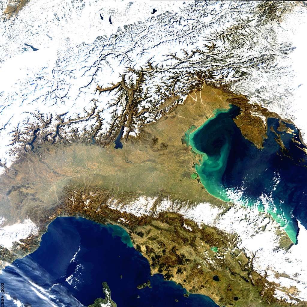 La mesure de la couleur de l’eau aide à mieux comprendre le rôle de l’océan dans le cycle du carbone, et sa capacité à absorber le CO<sub>2</sub> dans l’atmosphère. À l'image, une partie de l'Italie photographiée par l'instrument Meris d’Envisat, en 2003. © Esa