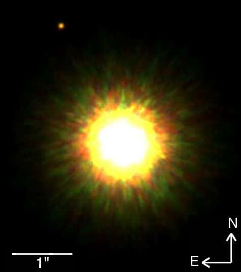 Superposition d’images prises dans les spectres bleu, vert et rouge au foyer du télescope Gemini Nord équipé d’optique adaptative les 21 et 24 août 2008. Pose 180 secondes. Magnitude visuelle de l’étoile : +10,9. Crédit : D. Lafrenière et al.