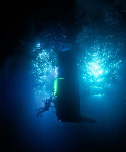 Le sous-marin Deepsea Challenger pèse 11,8 tonnes (contre 150 tonnes pour le Trieste). Il est alimenté par des milliers de petites batteries au lithium-ion similaires à celles utilisées dans l'aéromodélisme, mais de plus grande taille. Plus de 180 systèmes électroniques sont actifs durant la navigation. © Mark Thiessen, National Geographic