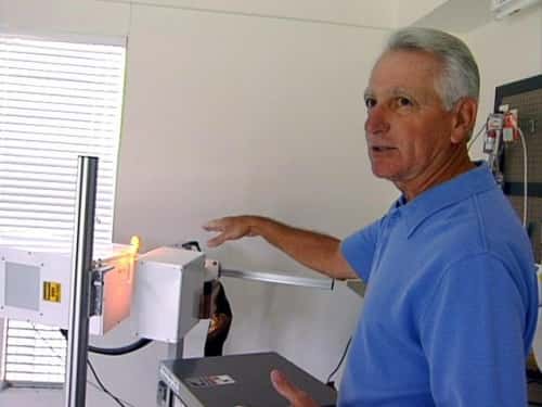 John Kanzius devant sa machine qui guérit le cancer et enflamme l’eau de mer. © WPBF-TV2