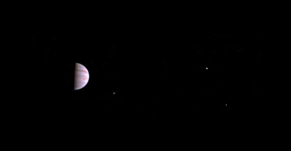 Jupiter avec, à droite, trois de ses quatre satellites galiléens, Io, Europe et Ganymède. La sonde Juno, qui vient d'arriver autour de la géante gazeuse, commence à utiliser son appareil photo (JunoCam), qui n'est pas là pour les scientifiques mais rien que pour nos yeux. © Nasa, JPL-Caltech