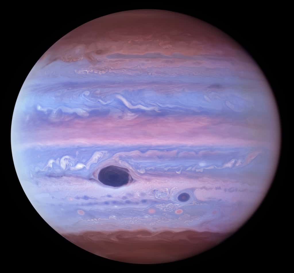 En 2017, la <em>Wide Field Camera 3</em> du télescope spatial Hubble avait déjà donné un aperçu ultraviolet de Jupiter. © Nasa, ESA, NOIRLab, NSF, AURA, M. H. Wong and I. de Pater (UC Berkeley) <em>et al.</em> 