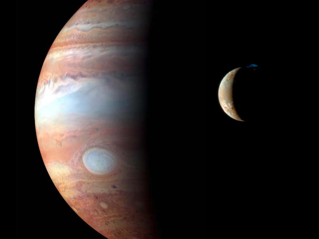 Sur cette image composite, on voit Jupiter, observée dans l'infrarouge par les instruments de New Horizons alors que cette sonde poursuivait son voyage en direction de Pluton. Io est en revanche observée en lumière presque visible. Notez l'éruption au pôle nord de Io, avec son panache bleuté. © Nasa