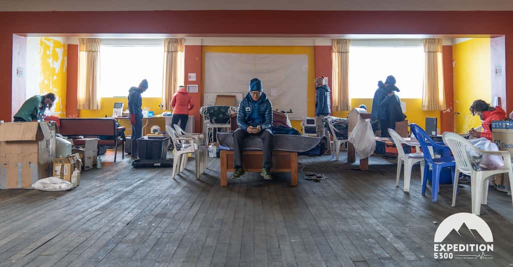 Manque d’oxygène, froid, coupures d'eau et d’électricité. À La Rinconada, les conditions de travail deviennent difficiles pour l’équipe de chercheurs de l’Expédition 5300. © Expédition 5300