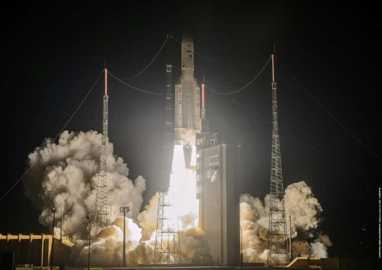  Photo diffusée le 15 août 2020 par l'Agence spatiale européenne du décollage de la fusée Ariane 5 à Kourou. © Handout - <em>European Space Agency</em>, AFP