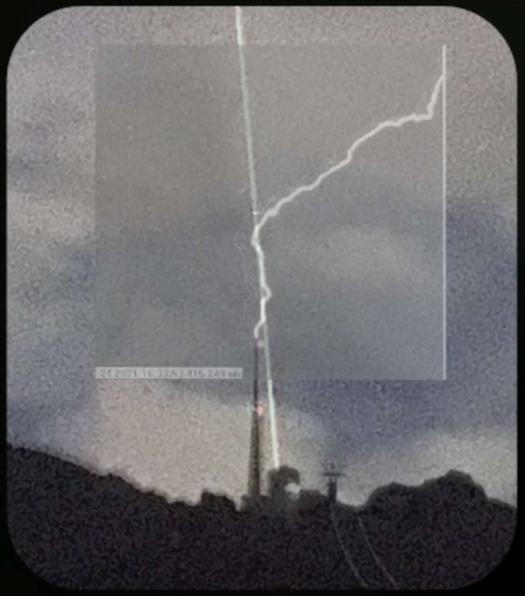 La première image jamais obtenue de la foudre guidée par un laser. © Université de Genève
