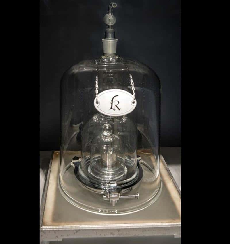 Le prototype international du kilogramme (alliage de platine et d'iridium) défini en 1889. © Domaine public