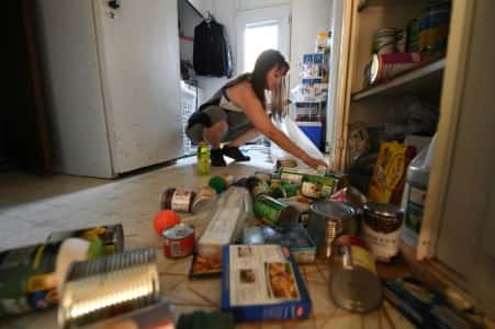 Tammy Sears range sa cuisine secouée par un séisme de magnitude 7,1, à Ridgecrest, dans le sud de la Californie, le 6 juillet 2019. © Robyn Beck, AFP