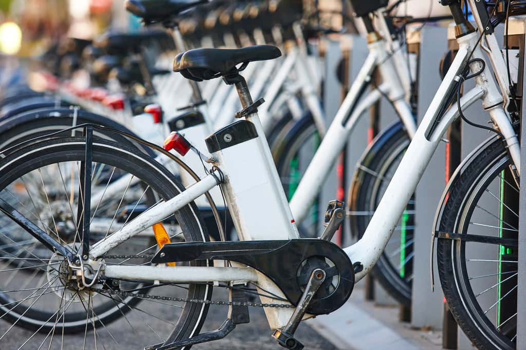 La question de la location ou de l’achat d’un vélo électrique se pose surtout dans les grandes villes où les offres existent. Ailleurs, elles peuvent être plus rares. © h368k742, Adobe Stock