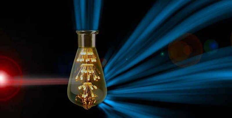 Imaginez des ampoules moléculaires alimentées par des photons infrarouges invisibles et qui génèreraient de la lumière visible. © Melissa Ann Ashley, université de Columbia