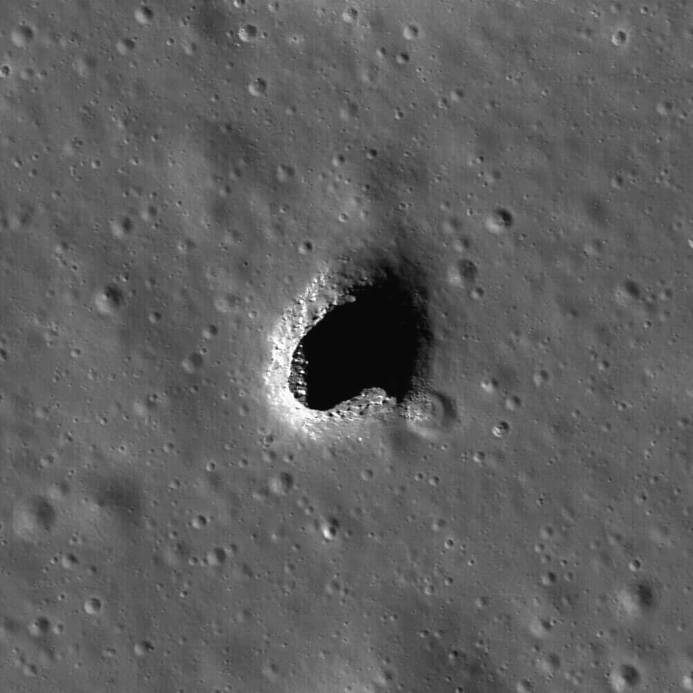 Au cœur de <em>Mare Ingenii</em>, sur la face cachée de la Lune, la sonde américaine LRO a déniché cette lucarne s'ouvrant sans doute sur un tube de lave. © Nasa