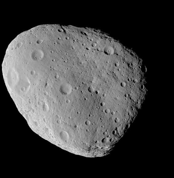 Image de synthèse de l'astéroïde Lutetia tel qu'il devrait être observé par la caméra à haute résolution Osiris/NAC le 10 juillet quelques minutes avant que la sonde ne passe au plus près de l'astéroïde (3.160 km). Cette image prend en compte la taille et forme globale de l'astéroïde, connues grâce à des observations effectuées depuis le sol ainsi que les  caractéristiques optiques de la caméra. Les détails de la surface, notamment les cratères, ont été ajoutés artificiellement. Crédit Laboratoire d'Astrophysique de Marseille (Laurent. Jorda)