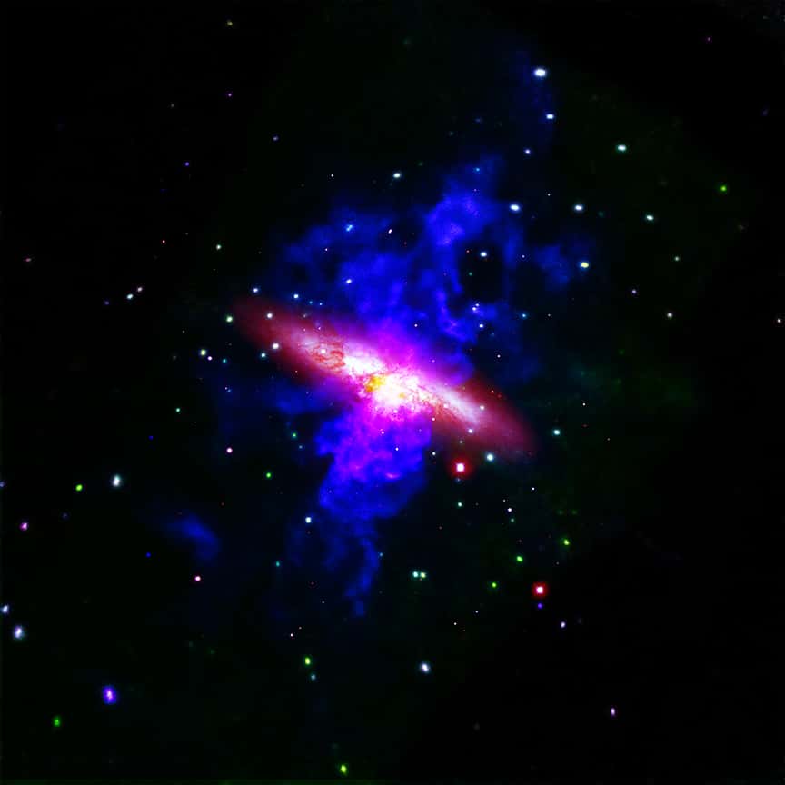 M82 est une galaxie vue, depuis la Terre, presque par la tranche. © X-ray : Nasa/CXC ; Optical : Nasa/STScI