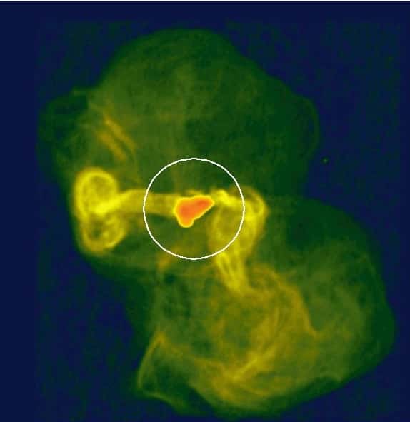 Cette image obtenue aussi avec le VLBA représente le jet de matière de M87 sur une distance de 200.000 années-lumière environ. La zone cerclé en blanc indique la résolution atteinte par les télescopes gamma, ce qui est assez faible. Crédit : NRAO/AUI/NSF