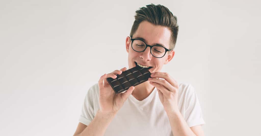 Manger du chocolat ne favorise pas spécialement l’apparition de boutons d’acné. Même si une alimentation riche en gras provoque quelques perturbations qui peuvent en être à l’origine. © estradaanton, Fotolia