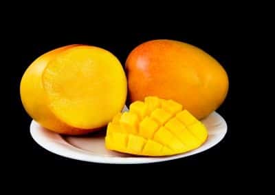 Les mangues, riches en bêta-carotène et vitamine E, améliorent la qualité du sperme des grillons. © Les Scholz/shutterstock.com