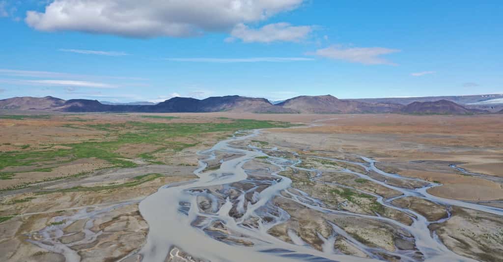 Selon des chercheurs de l’université Rice, une plaine sédimentaire en Islande alimentée par un fleuve ressemble à ce qui aurait pu alimenter le cratère Gale de Mars il y a plus de trois milliards d’années. © Michael Thorpe, Université Rice