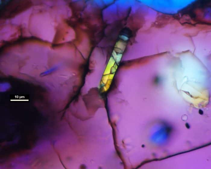 Les minuscules grains de zircon ignés contenus dans cette roche ont souffert de leur arrivée sur Terre depuis Mars. Mais ils étaient restés auparavant intacts depuis plus de 4,4 milliards d’années. © Université Western