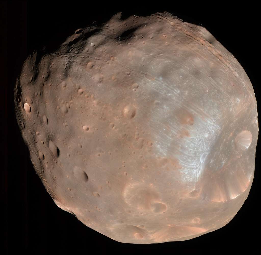 En mars 2008, HiRISE a pris des photos de Phobos, la plus grande lune de Mars. © Nasa, JPL-Caltech, Université de l’Arizona