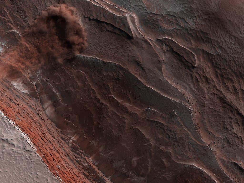 Le 29 mai 2019, HiRISE a donné l’alerte : des avalanches se sont déclenchées le long de falaises du côté du pôle nord de Mars. © Nasa/JPL-Caltech/Université de l’Arizona