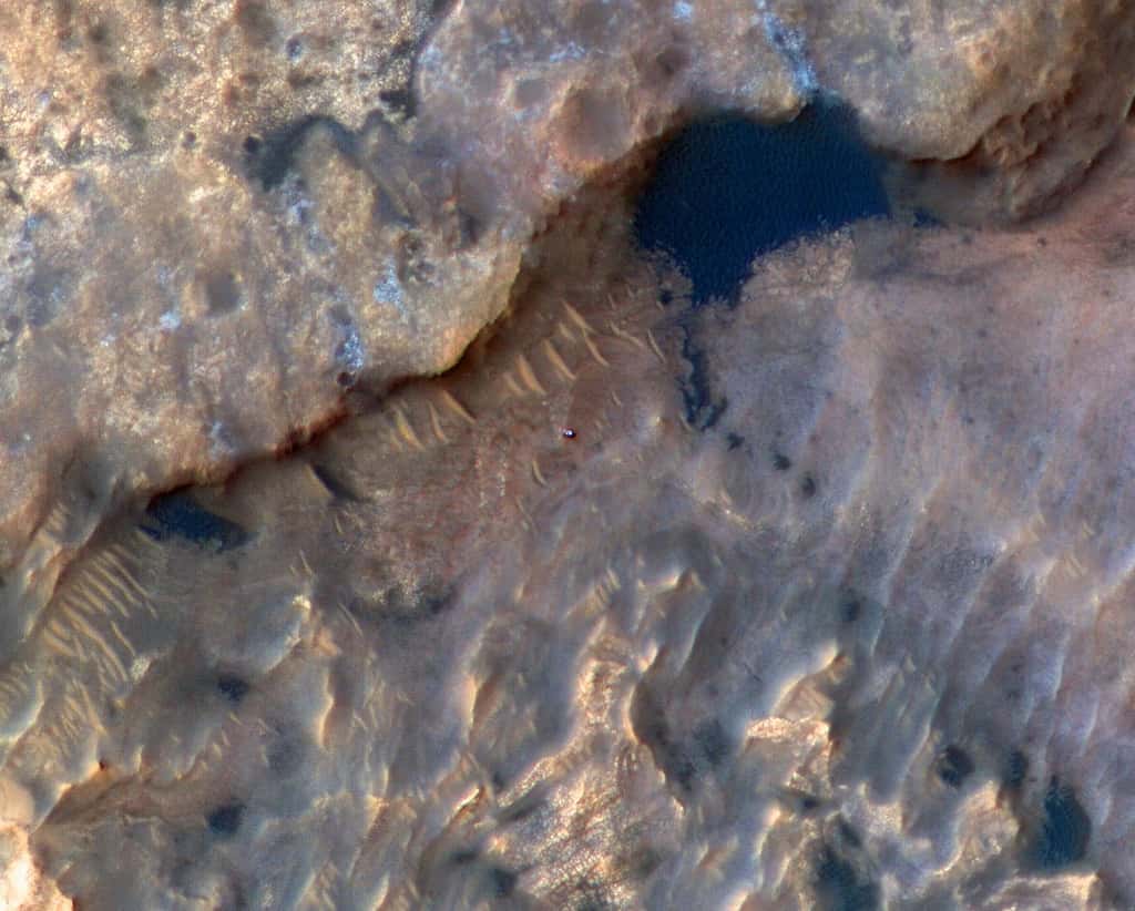 Le 31 mai 2019, le rover Curiosity se tenait sur les flancs du mont Sharp, au centre du cratère Gale — du côté de l’équateur martien. Immortalisé ici par la sonde Mars Reconnaissance Orbiter (MRO). © Nasa, JPL-Caltech