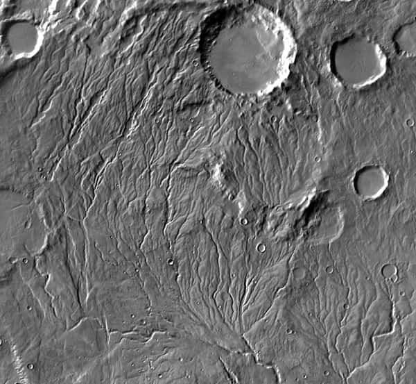 Le réseau des vallées martiennes a été observé pour la première fois par Mariner 9, en 1972. Ces vallées ont rapidement été vues comme une preuve que de l’eau liquide avait pu couler sur Mars. Ici, Warrego Valles. © Nasa, JPL-Caltech, <em>Arizona State University</em>