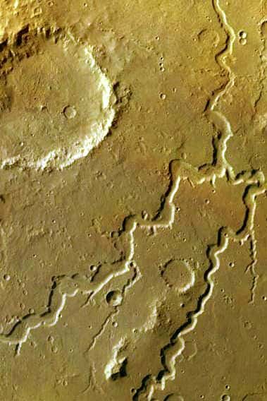 Vue de la région de <em>Xanthe Terra</em> dans les hautes terres martiennes enregistrée durant l’orbite 905 de la sonde européenne Mars Express le 3 octobre 2004. Deux vallées se rejoignent et se poursuivent vers le nord, tout en devenant plus étroites. © Esa