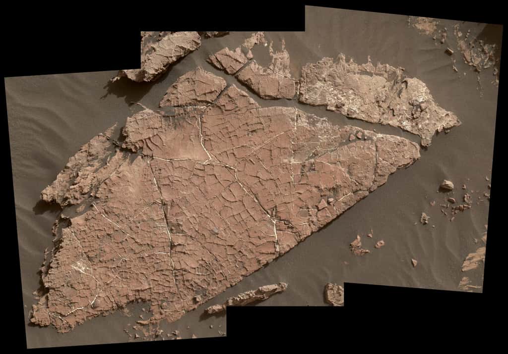 Trois photographies prises par l'instrument MAHLI ont été combinées pour obtenir cette image du bloc de roche baptisé Old Soaker. © Nasa/JPL-Caltech/MSSS