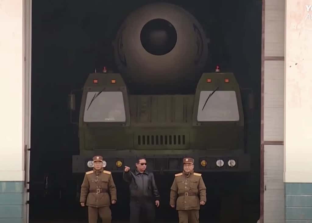Sur cette image – une capture d’écran d’une vidéo diffusée par la télévision d’État nord-coréenne –, on découvre Kim Jong-un supervisant un test de missile balistique intercontinental Hwasong-17 en mars 2022. Une preuve que la menace ne vient pas que de la Russie. © Agence centrale de presse coréenne