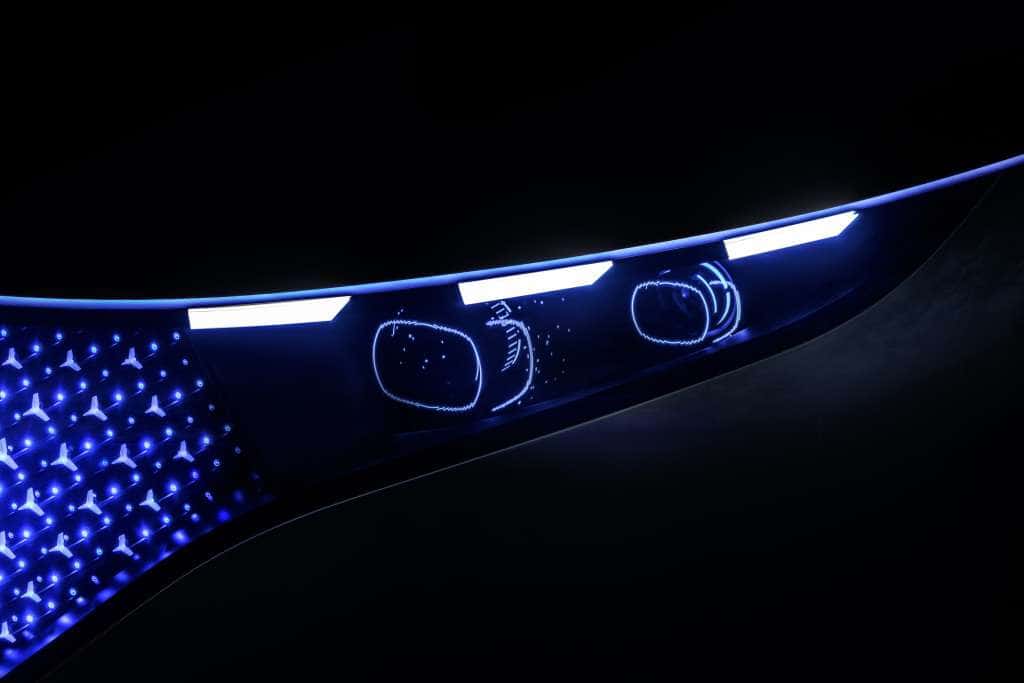 Avec les phares Digital Light, des symboles peuvent être projetés sur la surface de la route. © Mercedes 