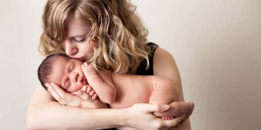 Les premiers contacts maternels avec son nouveau-né auraient une influence sur la capacité à éprouver de l'empathie. © ideabug, Getty Images